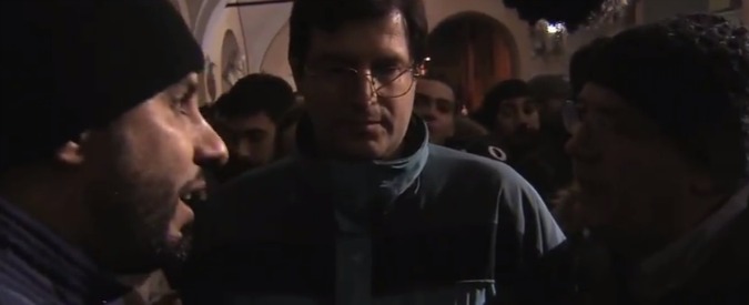 Copertina di Servizio Pubblico, legge anti-moschee. I cittadini di Crema un anno fa: “Ve le bruciamo”