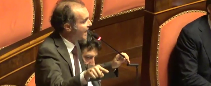 Copertina di Furbetti del tesserino, Santangelo (M5S): “Napolitano ha lasciato il badge inserito”