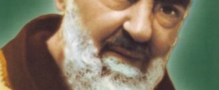 Copertina di Padre Pio in tour a Roma, tra hashtag e ironia la figura del santo spopola su Twitter: “Don’t cry for me Pietrelcina”
