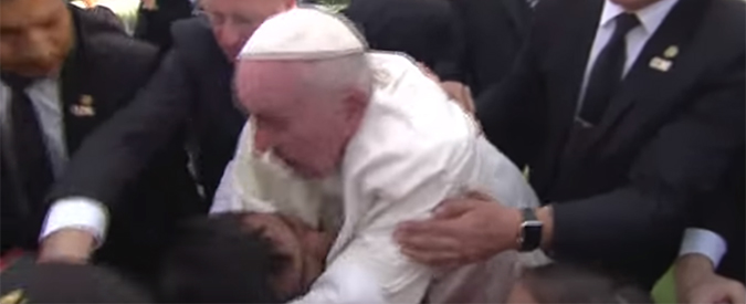 Copertina di Messico, papa Francesco irritato sgrida un fedele invadente: “Non essere egoista”