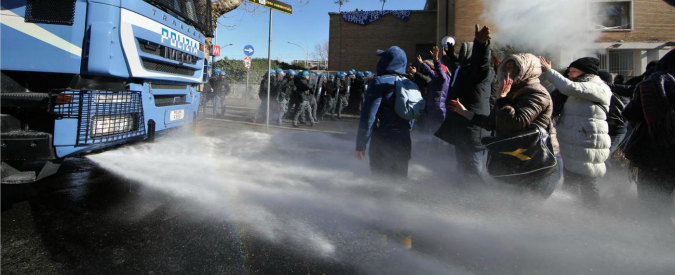 Copertina di Roma, scontri tra polizia e movimenti per la casa durante un tentativo di sgombero