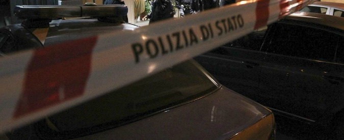 Napoli, spari da uno scooter contro un gruppo di immigrati: ferito un venditore ambulante senegalese