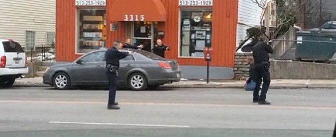 Copertina di Usa, abbassa le mani e viene crivellato di colpi. Video fa sospendere tre poliziotti