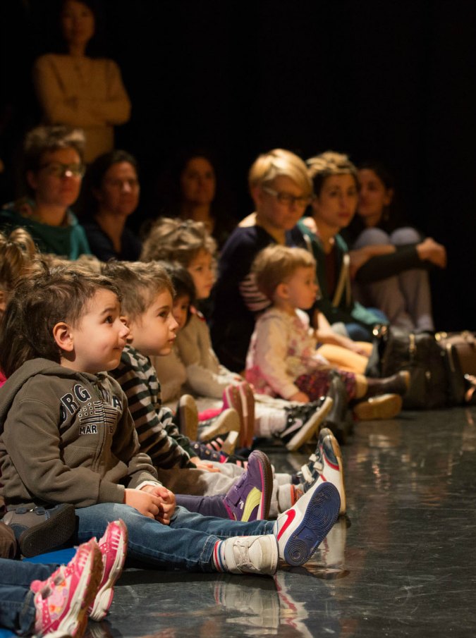 Copertina di Teatro per gli under 6 anni, a Bologna il primo festival in Europa per i bimbi del nido