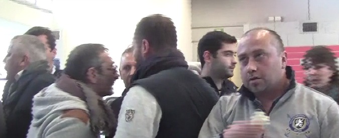 Copertina di Roma, Pd sfiducia il presidente del VI municipio e scoppia la rissa in aula. M5S: “Teatrino indecente”