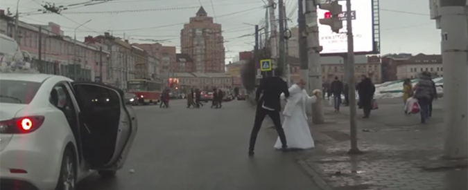 Copertina di Russia, scende dall’auto e abbandona lo sposo al semaforo: la scena è da cult movie