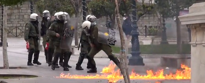 Copertina di Atene, tornano gli scontri di piazza: molotov contro la polizia contro la riforma delle pensioni