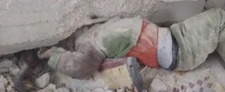 Copertina di Siria, video choc: bimbo con la testa intrappolata sotto le macerie, viene tratto in salvo