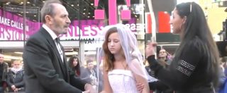 Copertina di New York, sposa bambina in posa a Times Square: passanti insultano il marito, ma è un esperimento sociale