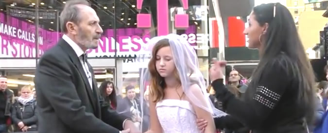 New York, sposa bambina in posa a Times Square: passanti insultano il marito, ma è un esperimento sociale