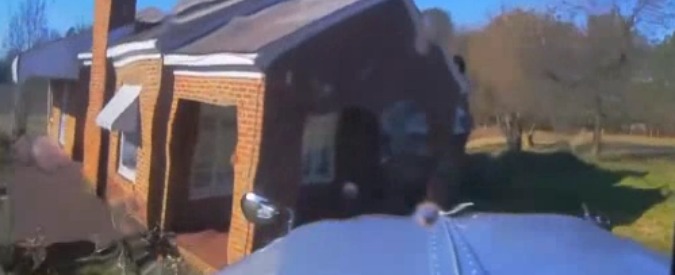 Copertina di Usa, auto passa con il rosso e sperona un tir che perde il controllo e sfonda una casa