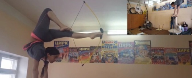 Copertina di Russia, il tiro con l’arco ha una variante: l’atleta usa i piedi per fare centro