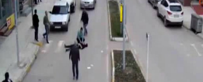 Copertina di Turchia, freddato in pieno giorno col fucile a pompa. Sotto l’occhio delle telecamere