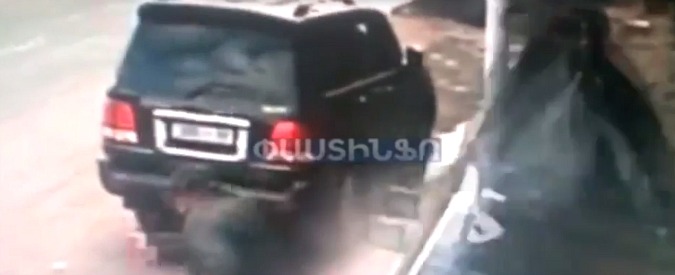 Copertina di Turchia, auto impazzita sul marciapiede. Donna salva grazie al palo