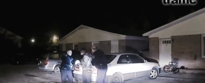 Copertina di Usa, reagisce all’arresto sparando: afroamericano ucciso dai poliziotti