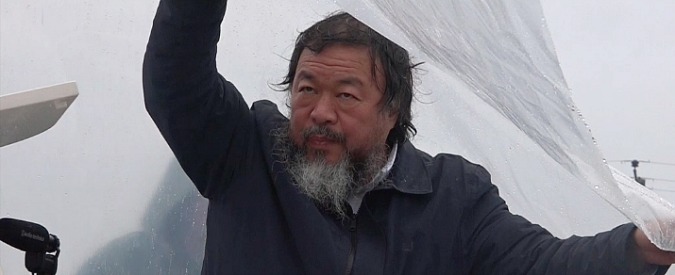 Copertina di Ai Weiwei, un piano tra i disperati di Idomeni. L’artista agli europei: “Vi sentirete in colpa di fronte alla Storia”