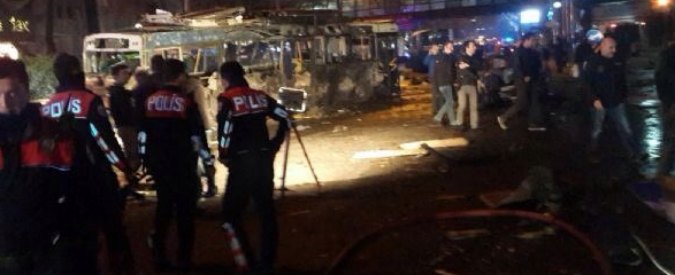 Turchia, autobomba ad Ankara: “Attacco kamikaze, 37 morti”. Erdogan: “Saremo più determinati contro terrorismo”