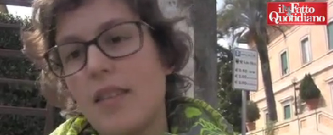 Copertina di Attentati Bruxelles, bandiere a mezz’asta in ambasciata a Roma. Una belga: “Ora uniti come a Parigi”