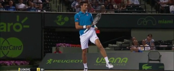 Copertina di Tennis, numero da circo per Djokovic a Miami: raccoglie una pallina al volo che gli finisce in tasca