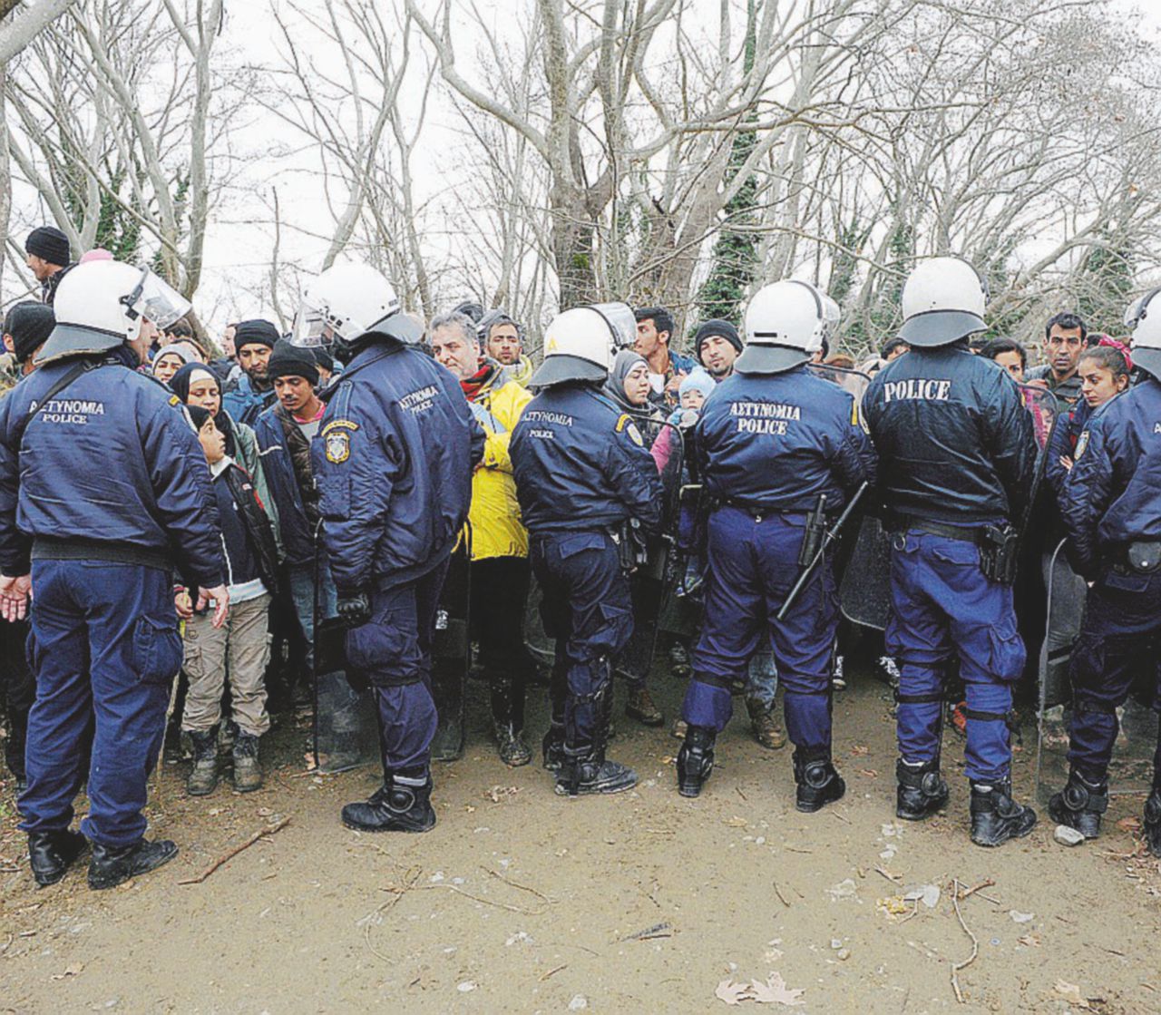 La polizia greca cerca di trattenerli L’assalto al “fiume secco” nuova frontiera dei disperati