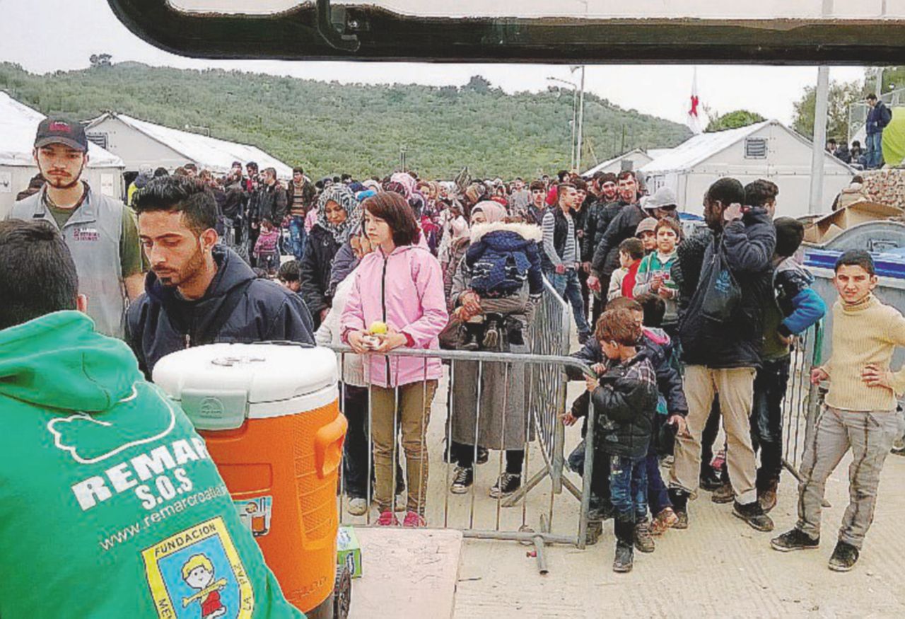 In fila per la registrazione - Profughi afghani e siriani a Campo Moria in attesa di essere registrati dalle autorità - Dalla Grecia per il nulla il biglietto costa 100 euro