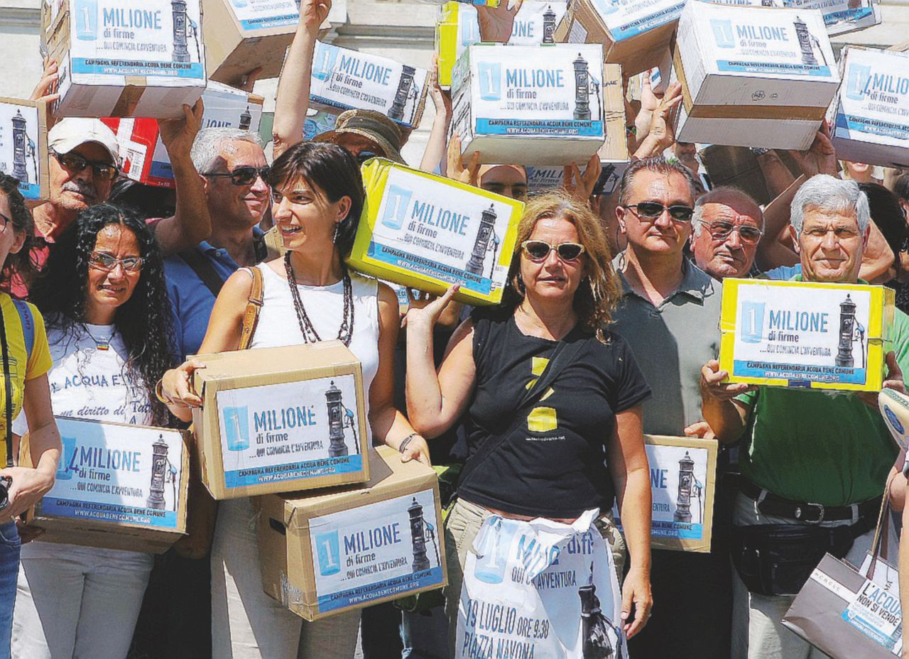 Inascoltati - Consegna di oltre un milione di firme per 3 referendum per l'acqua pubblica alla Cassazione - LaPresse Oggi Renzi “vende” l’acqua Obiettivo: far salire le tariffe