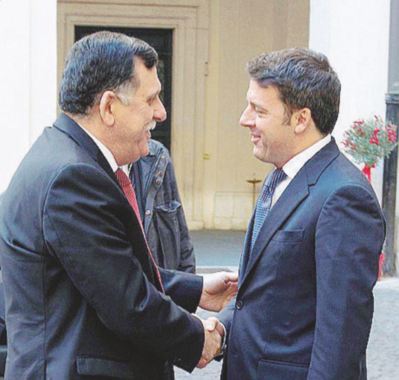 Sarraj incontra Renzi a Palazzo Chigi nel dicembre dell’anno scorso - Ansa Coalizione di (poco) volenterosi dopo la Siria tocca alla Libia
