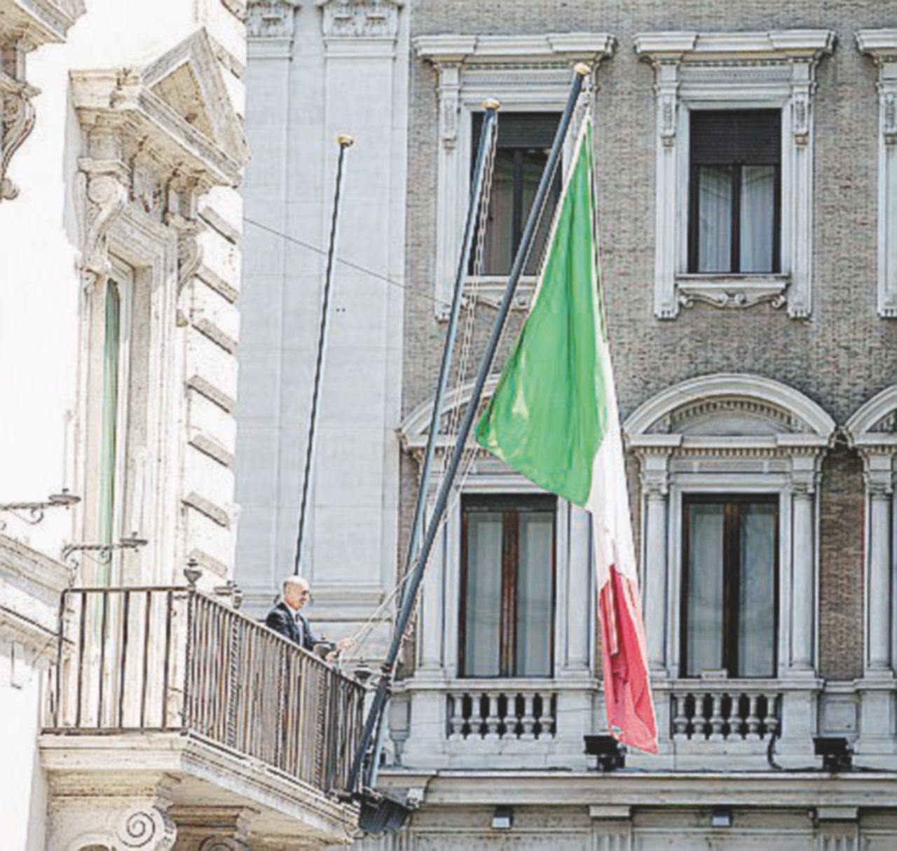 Multato un uomo senza fissa dimora per le sue dichiarazioni. Fino al 2006 il reato era punito col carcere - Ansa “Italia paese di merda, da voi si entra e si esce quando si vuole”