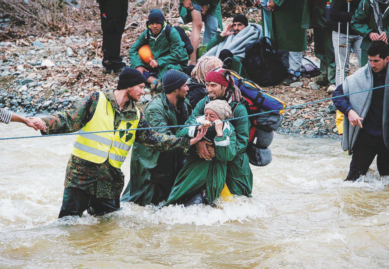 Copertina di Quegli angeli volontari  nella trincea di Idomeni