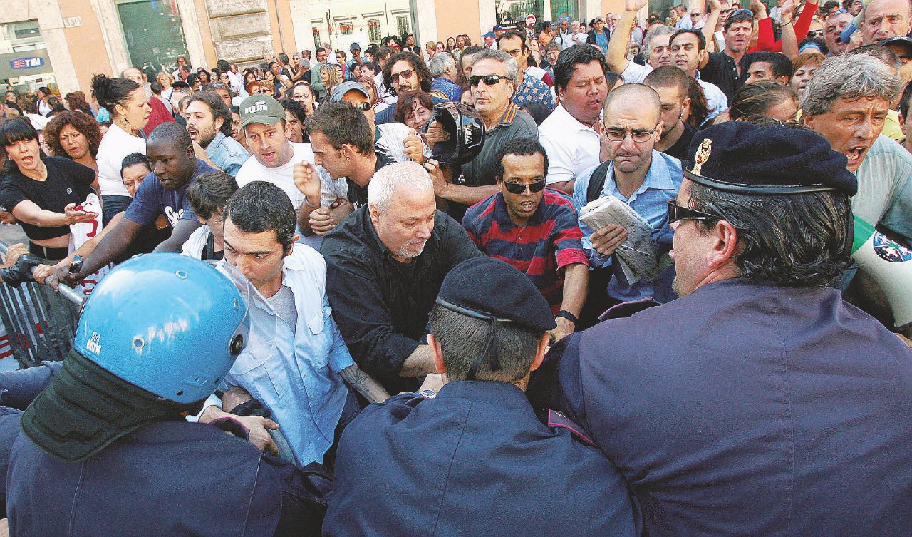 Manifestazioni per la casa e immagini dello sfratto di ieri alla Borghesiana (Roma). Roma, guerra per la casa. Tronca “salva” i costruttori