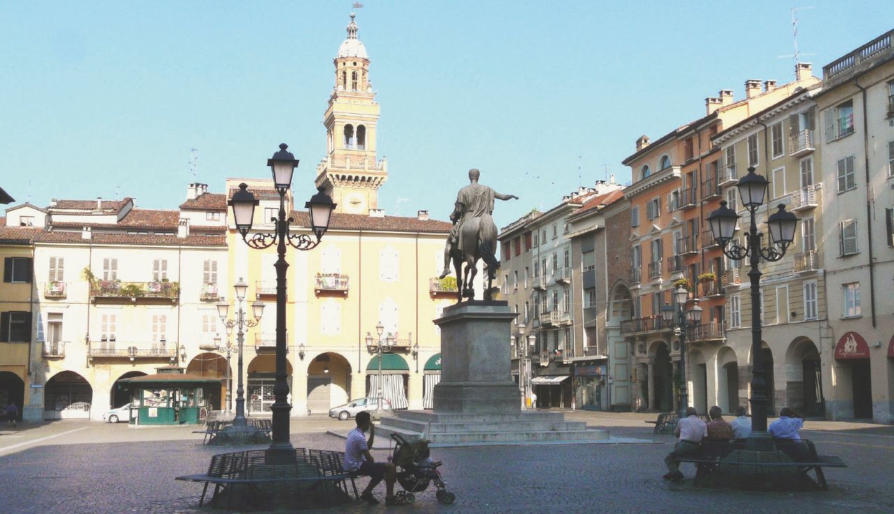 Il campanile - La piazza di Casale Monferrato Ultima moda italica: fusioni di convenienza tra Comuni