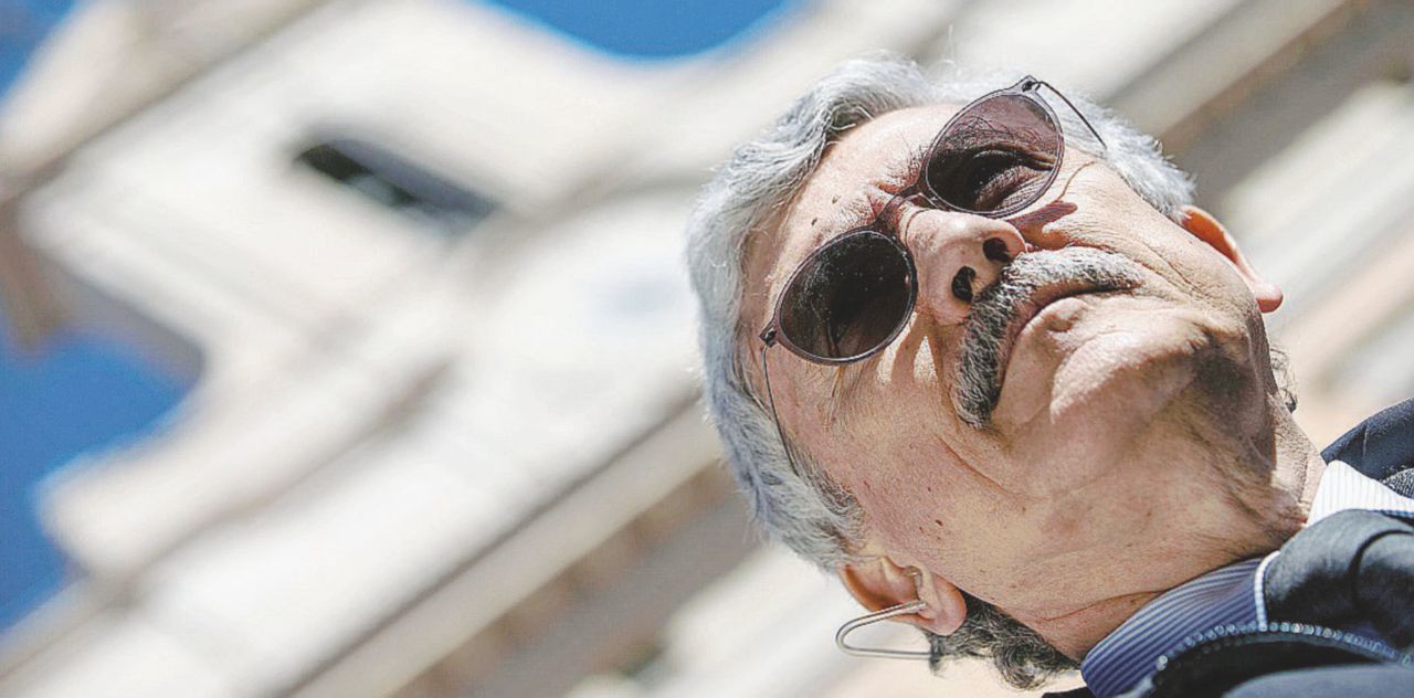 Massimo D’Alema ha i capelli bianchi da rottamato ma resta nel popolo antirenziano del Pd l’unico leader carismatico contro il premier - Ansa Ditta in cerca d’autore: alla sinistra anti-Matteo manca un Papa Rosso