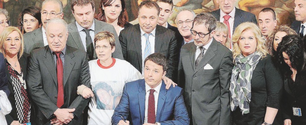 Matteo Renzi firma la legge sull’omicidio stradale con una delegazione dei parenti delle vittime - LaPresse Firmo ergo promulgo, il Rottamatore gioca a fare il presidente della Repubblica