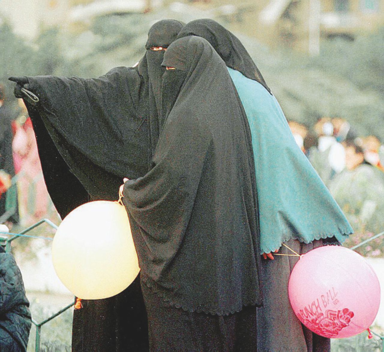 - Un gruppo di donne velate - Ansa Famiglia si converte all’Isis: “Pronti a morire per Allah”