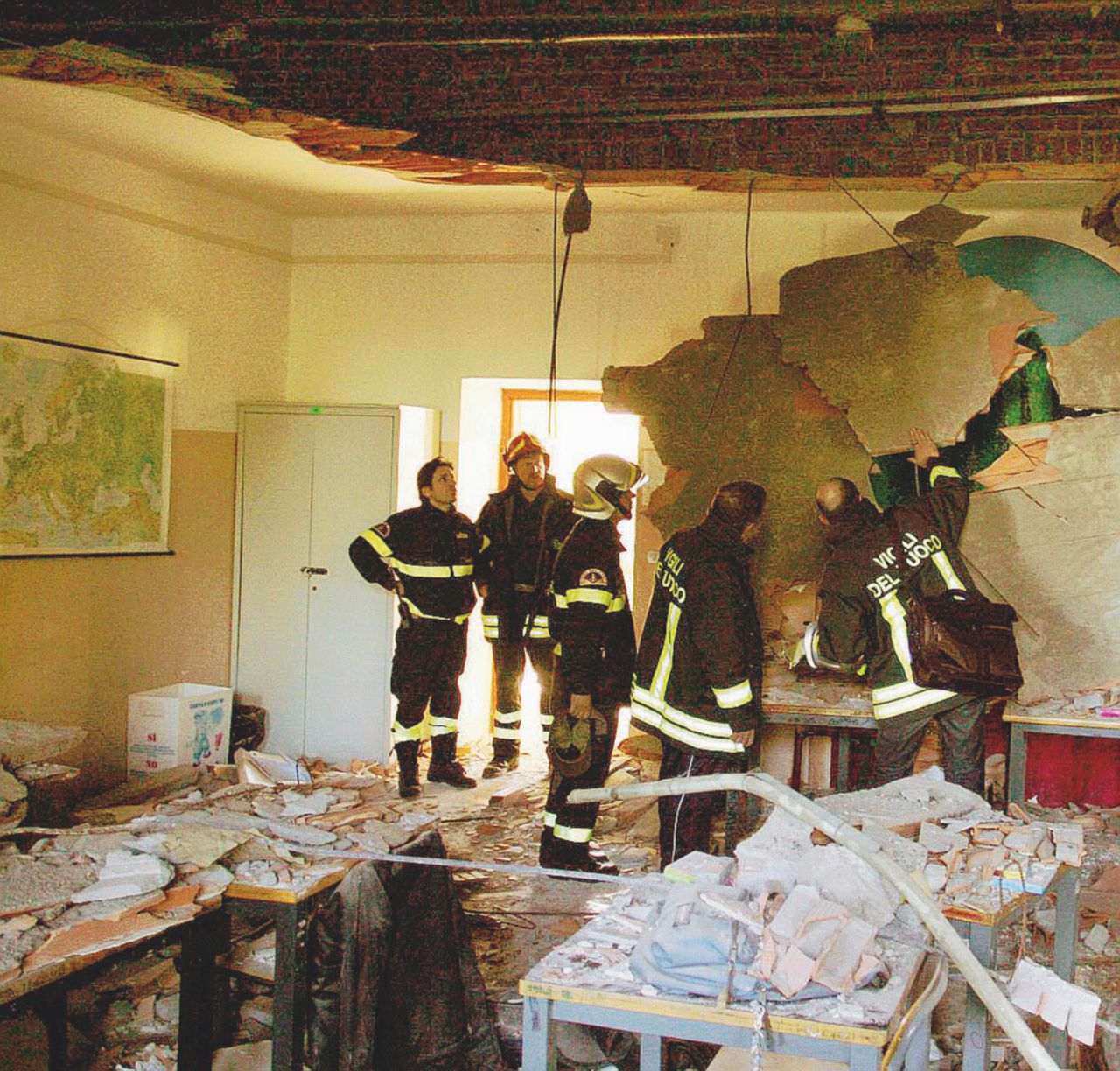 Viene giù tutto - Il crollo del solaio in una scuola di Tivoli. In caso di incidente ne risponde il preside - Ansa “La scuola cade a pezzi ma a rischiare siamo noi”