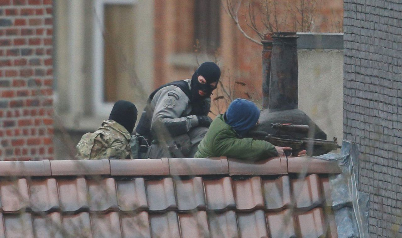 Senza quartiere - Agenti anti-terrorismo sui tetti del quartiere di Forest, a Bruxelles - Ansa Sindrome Bataclan: arresti e caccia all’uomo
