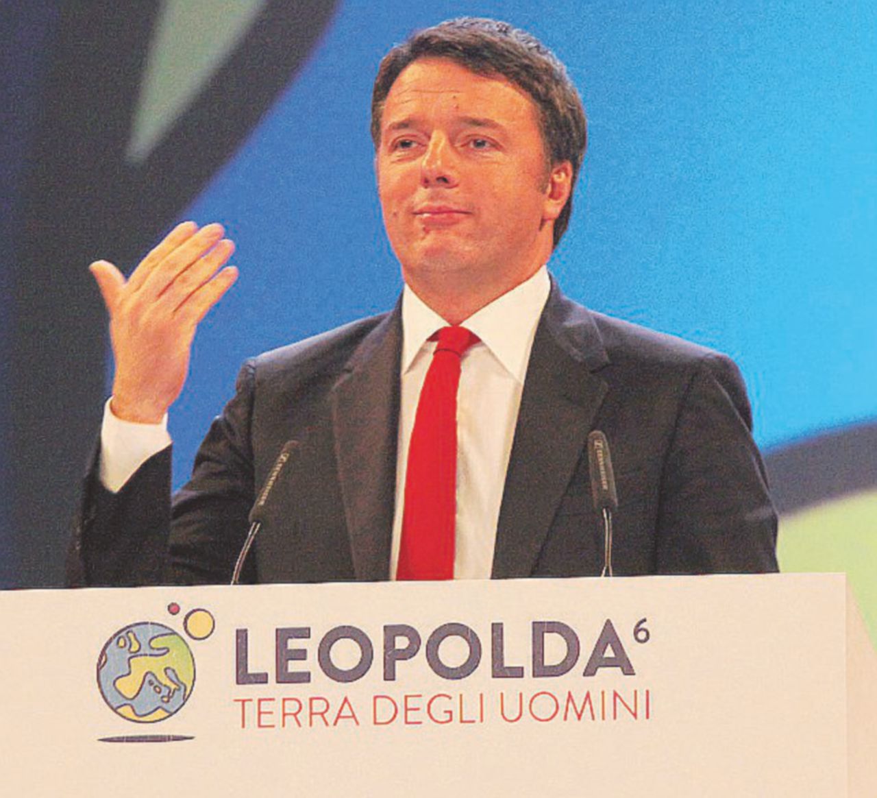 La kermesse - ll presidente del Consiglio, Matteo Renzi, sul palco della Leopolda 2015 - LaPresse Un leader lo giudichi dal suo braccio destro