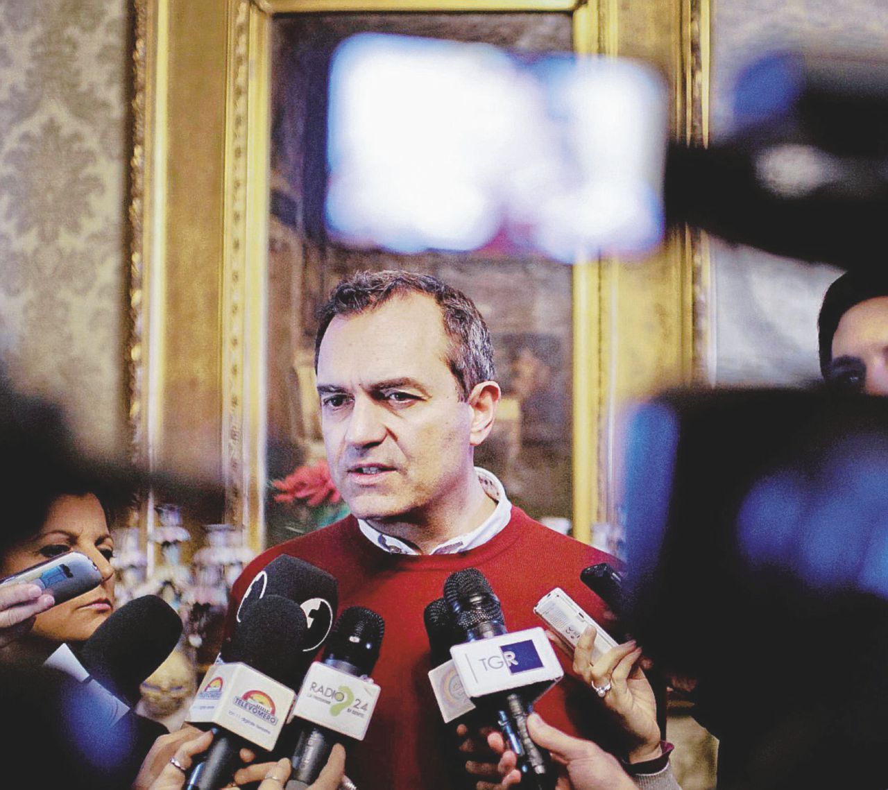 In pole - Il sindaco uscente Luigi De Magistris, sempre più solo nella corsa verso la riconferma Il grillino brianzolo gradito soprattutto a De Magistris