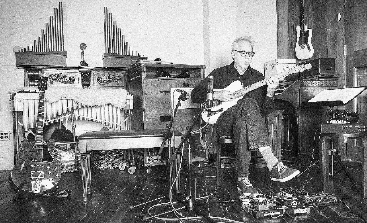 Copertina di Bill Frisell, un omaggio a sei corde a Morricone