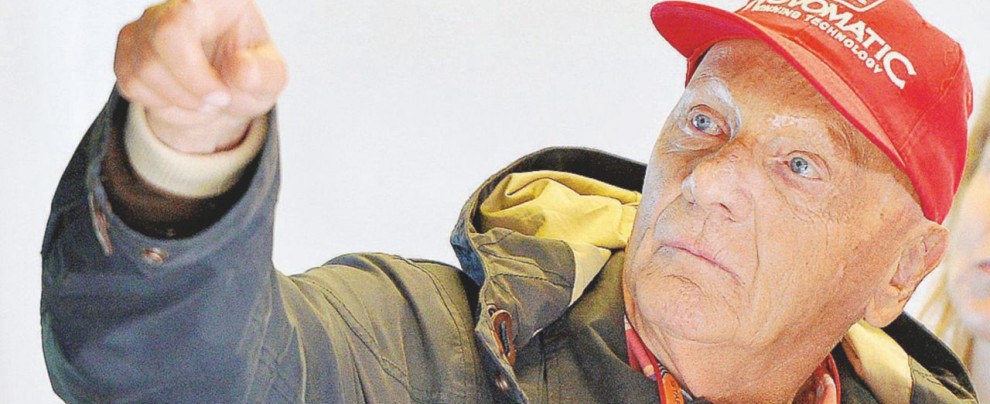 Nei bar - Per sostenere l’immobiliarista Benko, Niki Lauda girerà i locali di Bolzano offrendo da bere - Ansa Un megastore divide Bolzano con la firma di Niki Lauda