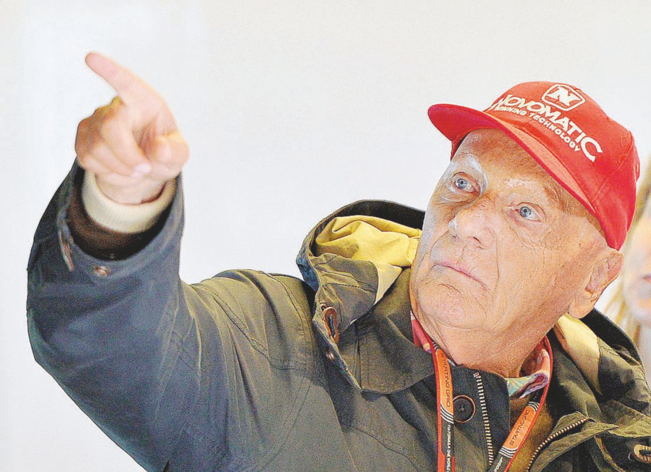 Nei bar - Per sostenere l’immobiliarista Benko, Niki Lauda girerà i locali di Bolzano offrendo da bere - Ansa Un megastore divide Bolzano con la firma di Niki Lauda