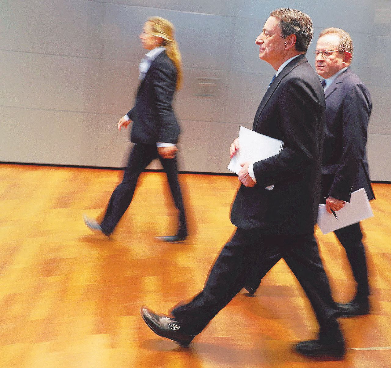 Mario Draghi nella sede Bce di Francoforte Banche, niet sulle fusioni. La Bce fa tremare l’Italia