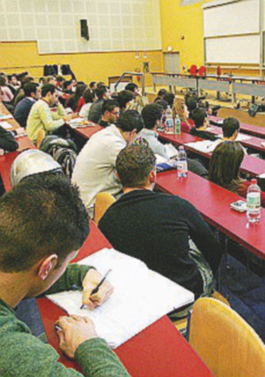 Borse di studio in calo, Giannini alza i limiti. Studenti insoddisfatti Borse di studio in calo, Giannini alza i limiti. Studenti insoddisfatti
