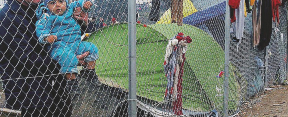 L’attesa - Profughi bloccati a Idomeni al confine fra Grecia e Macedonia I 28 festeggiano, il lavoro sporco tocca a Tsipras