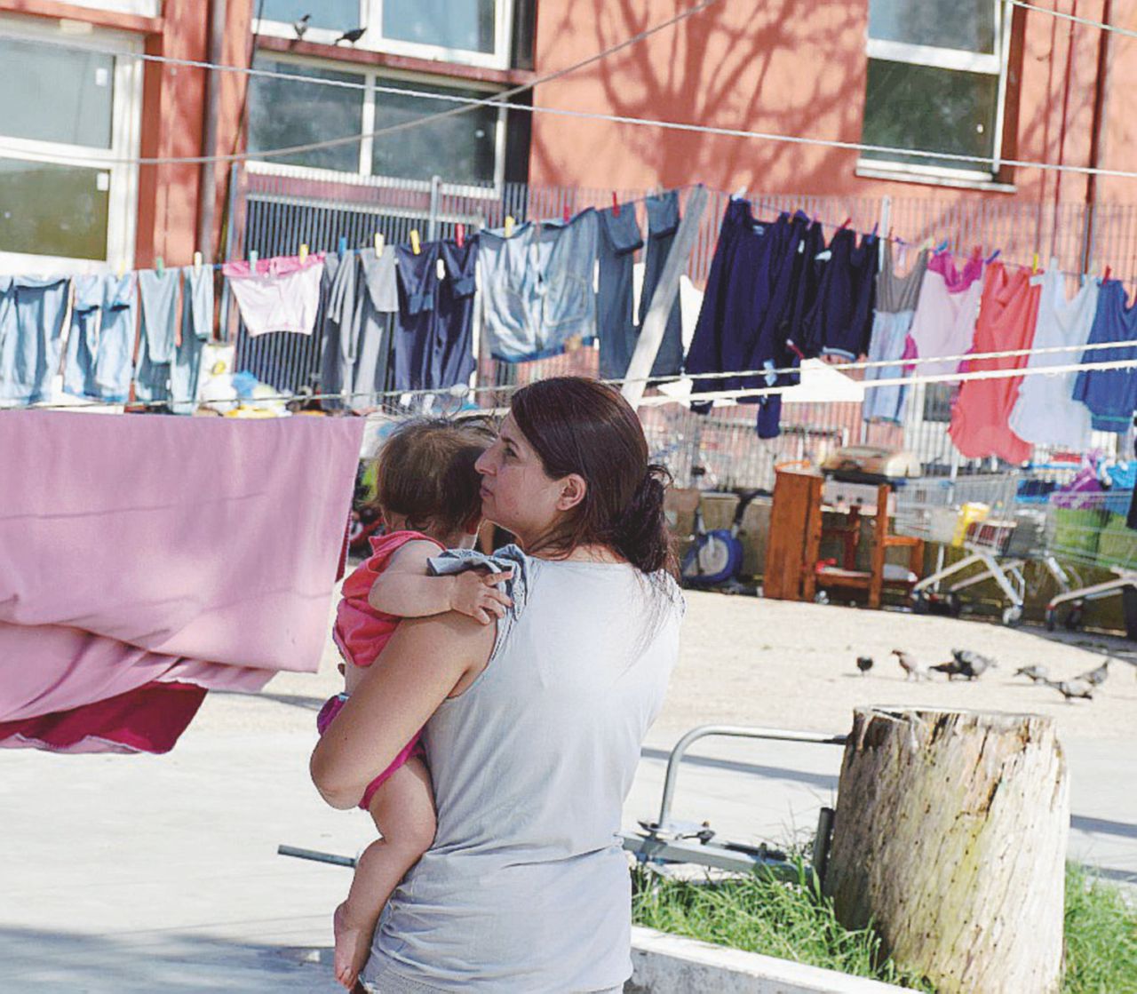 La fabbrica - Il cortile dell’ex cartiera che ospita 350 rom sulla via Salaria a Roma - Associazione 21 luglio Tronca farà sparire l’ex cartiera dei rom. Un regalo ai politici