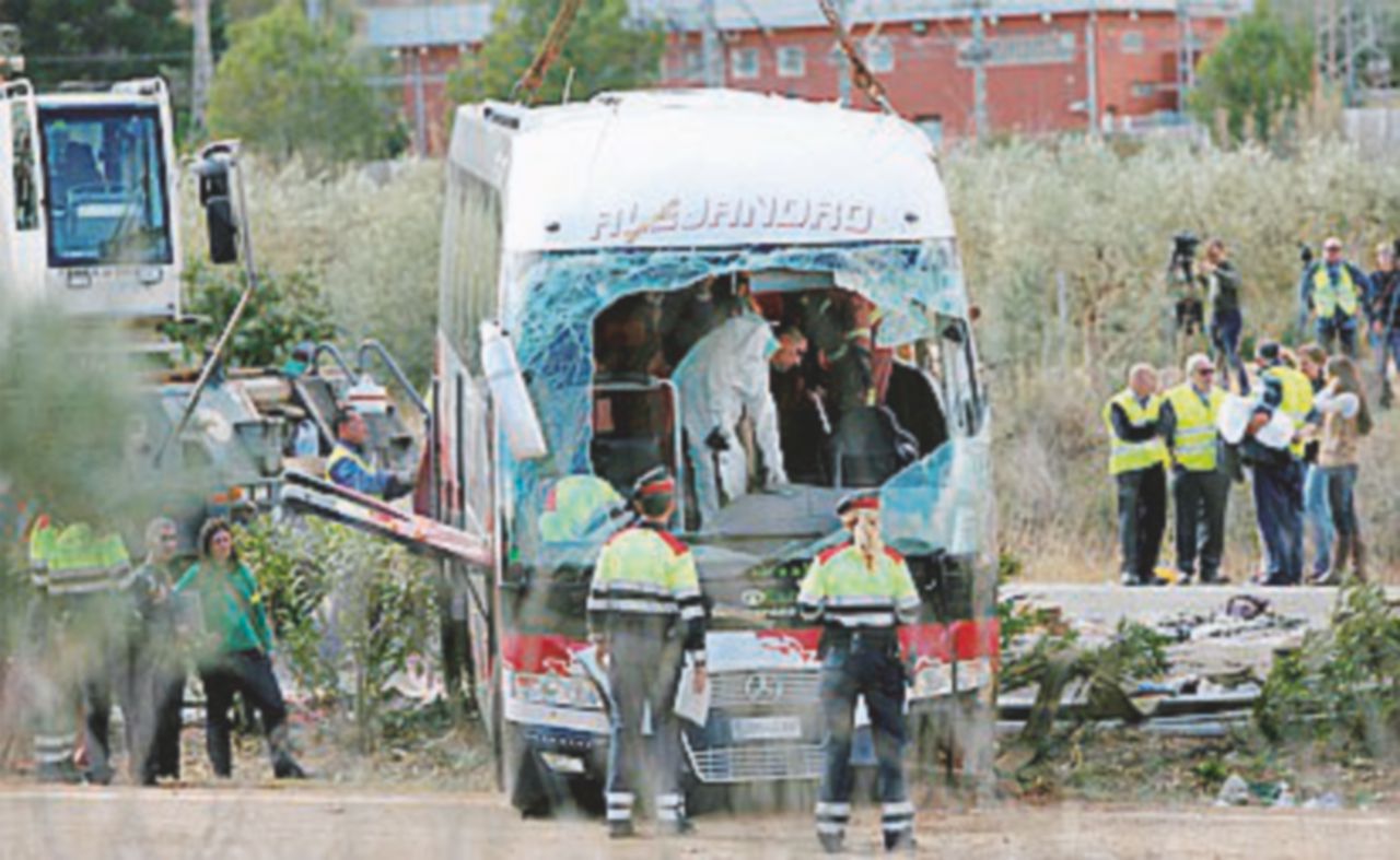 Il pullman degli studenti dopo lo schianto - LaPresse L’autobus dell’Erasmus si schianta in Spagna: sette italiane tra le 13 vittime, tutte ragazze