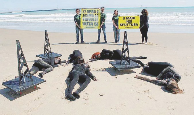 Il flash mob stop trivelle. L’iniziativa di Greenpeace per invitare gli italiani a partecipare al referendum - Ansa Un referendum imbavagliato dai silenzi e dagli astensionisti