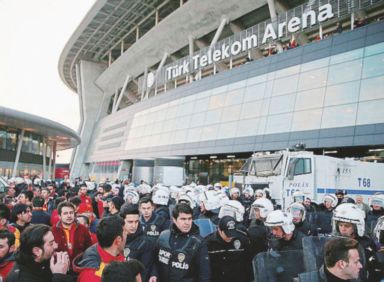 La folla di tifosi del Galatasaray esce scortata dalla polizia dalla struttura di Istanbul - Ansa Volevano il botto come allo Stade de France