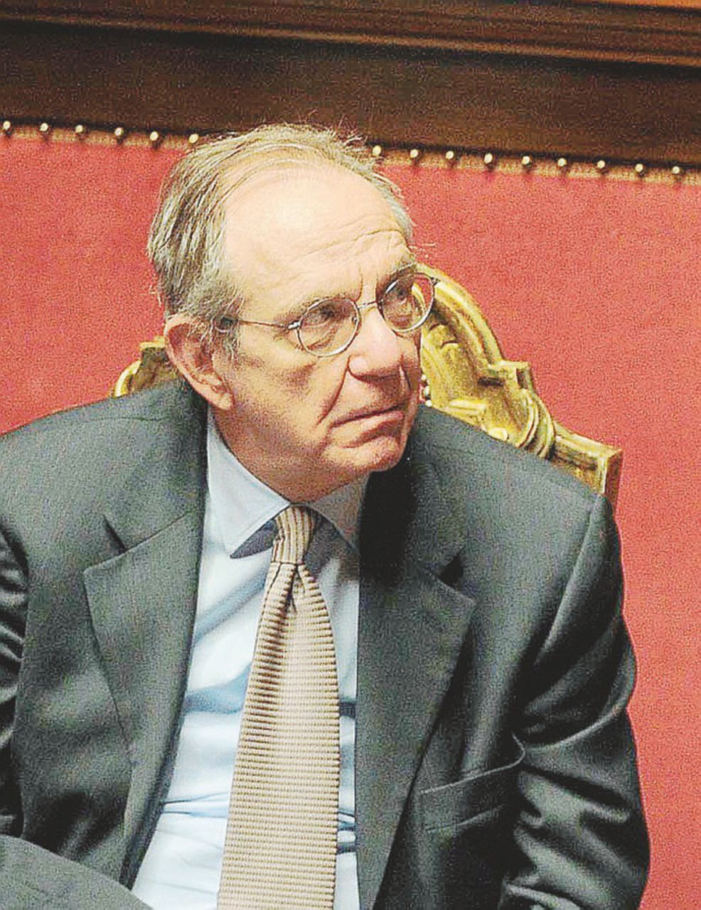 Lo scoop del Fatto - Sopra il ministro Pier Carlo Padoan Etruria & C. ora tremano. Il Tesoro tratta con la Ue