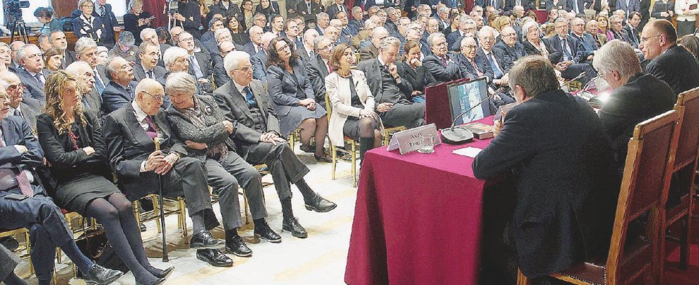 Platea di pesi massimi - In prima fila, Sergio Mattarella, e due posti accanto, Giorgio Napolitano, poi Marianna Madia. Dall’altra parte, Laura Boldrini - Ansa Tutti in prima fila contro Matteo
